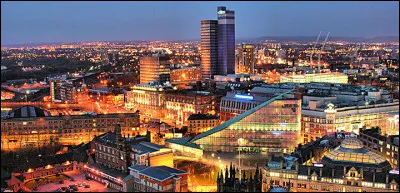 Quelle est celle ville du Royaume-Uni, berceau de la révolution industrielle du XIXe siècle, aujourd'hui centre économique, culturel et sportif du pays, célèbre pour ses clubs de foot ?