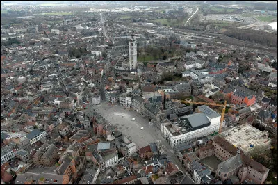 Quelle est ville francophone de Belgique, chef-lieu de la province du Hainaut, capitale culturelle de la Wallonie ?