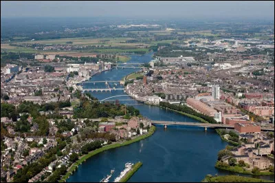 Quelle est cette ville des Pay-Bas, chef-lieu de la province du Limbourg, célèbre pour son traité de1992 qui donne naissance à l'Union européenne, à la citoyenneté européenne, à la libre circulation des biens et des personnes et aussi à l'euro ?