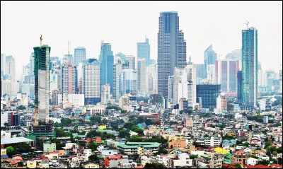 Quelle est cette ville, capitale des philippines, plus gand centre politique, commercial, industriel, culturel, éducatif, religieux et portuaire du pays ?