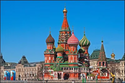 Quelle est cette ville, capitale de la Russie, plus grande cité d'Europe, célèbre pour son Kremlin, sa place Rouge, sa cathédrale Saint-Basile-le-Bienheureux et ses sept gratte-ciel staliniens ?