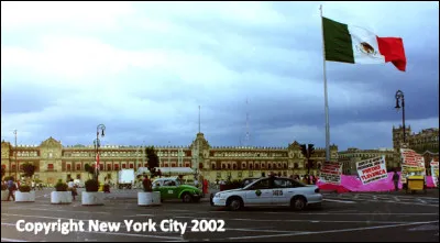 Quelle est cette ville, capitale du Mexique, siège du pouvoir de la Nation, située à 2 400 mètres d'altitude sur une zone sismique active ?