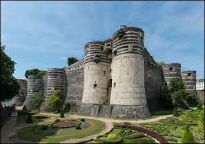 Dans quel département se situe le château d'Angers ?