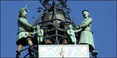 Quel terme associe-t-on à cette définition : automate d'art représentant un personnage sculpté en bois ou en métal, qui indique les heures en frappant une cloche avec un marteau ?