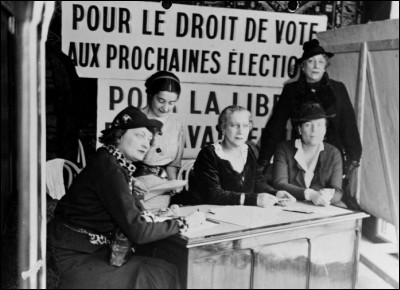 1 juin (1936) > Des militantes du mouvement "La Femme nouvelle", lancé par Louise Weiss pour le droit de vote des femmes, se posent devant le Sénat « Même si vous nous donnez le droit de vote, ...