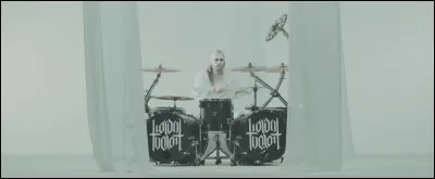 Complétez : 
"At aerial high..."