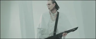 Complétez : 
"No moments alone, no sorrow to..."