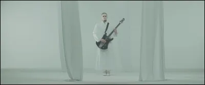 Complétez : 
"Being stronger than death does not heal the..."