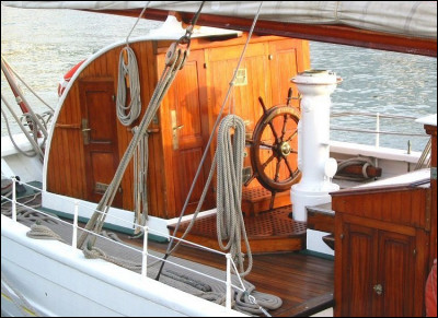 Barre (la) > Partie du gouvernail actionnée par le pilote du bateau, manche relié [...à quoi donc ?] ou roue(s) sur les plus gros bateaux.