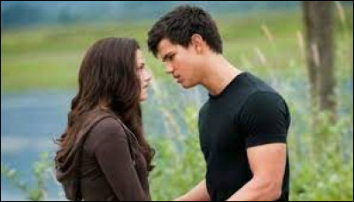 Dans quel film Bella est-elle blessée au poignet à cause de Jacob ?