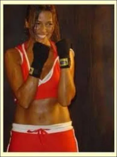 Dans le clip de quelle chanson de Nâdiya la voit-on sur un ring de boxe ?