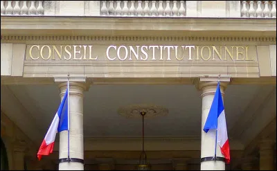 Le pouvoir judiciaire est détenu par le Conseil constitutionnel. En quoi ce pouvoir consiste-t-il ?