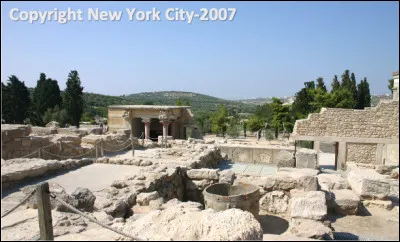 Quel est ce palais en ruines, construit en 1 800 avant J.-C.,considéré comme le plus fabuleux palais crétois, sis au sud d'Héraklion ?