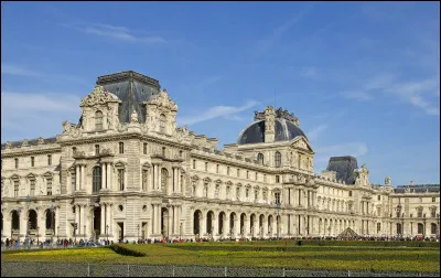 Quel est ce palais, le plus grand d'Europe avec 135 000 m2, il abrite le musée le plus visité de France ?