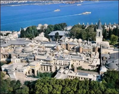 Quel est ce palais construit en 1459 à Istanbul, résidence des sultans ottomans de 1465 à 1853, devenu en 1921 un musée qui est le plus visité de Turquie ?