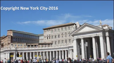 Quel est ce palais apostolique de 1589, résidence des papes, un complexe de 1 400 pièces sur 55 000 m2, le plus grand palais du monde entièrement habité ?