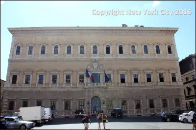 Quel est ce palais de 1515, sis à Rome, siège de l'ambassade de France en Italie depuis 1874 ?