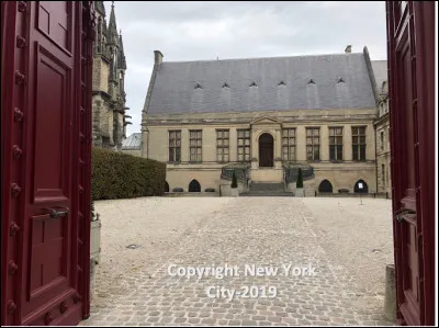 Quel est ce palais du Ve siècle, ancienne résidence des archevêques de Reims qui doit son nom à son plan en T; il abrite depuis 1972 le musée de la cathédrale de Reims et des sacres des rois de France ?