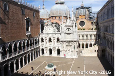 Quel est ce palais de 1340, sis à Venise, siège du gouvernement de la République vénitienne ?