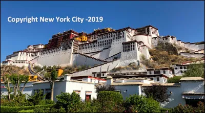 Quel est ce palais, symbole du Tibet, sis à Lhassa à 3 700 mètres d'altitude, résidence des dalaï-lama et siège de la théocratie tibétaine jusqu'en 1959 ?