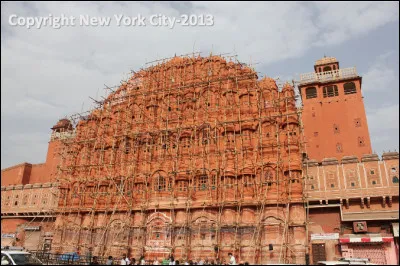 Quel est ce palais de Jaipur, symbole de la culture Rajput, ouvrage avec 900 fenêtres qui laisse passer l'air pour refroidir la pierre ?