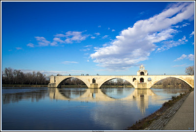 Où se situe le pont d'Avignon ?