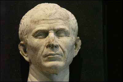 C'est sans doute le Romain le plus célèbre : au milieu du 1er siècle avant J-C, il devient maître de Rome, détenant tous les pouvoirs. Il est assassiné en 44 av. J-C. C'est ...
