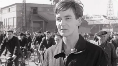 En attendant il se tourne vers le théâtre et le cinéma dont ce long métrage en 1960 intitulé le "Bonheur est pour demain" tourné par le documentariste Henri Fabiani sur le chantier de...