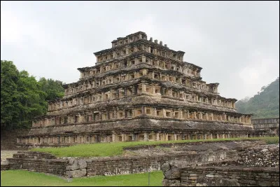 Combien de niches possède la pyramide des niches de El Tajin ?