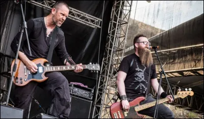 Complétez : 
"Ég sá : 
Fjölskyldu slátrað sem var mér svo..."