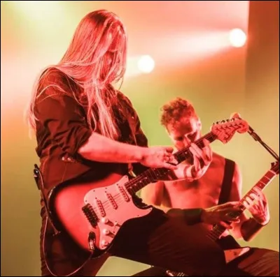 Complétez : 
"Ég reið yfir landið mitt, reri' út á..."