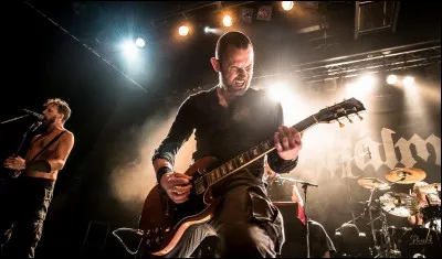 Complétez : 
"Ég kúventi bátnum og hraðaði..."