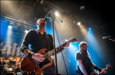 Complétez : 
"Skálmöld var risin og mikið varð..."