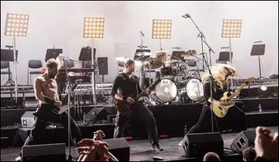 Complétez : 
"Ég sá : 
Barnið mitt tætt, blóðugt og..."