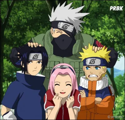 Quand Naruto, Sasuke et Sakura se pr&eacute;sentent &agrave; Kakashi, qu'est-il &eacute;crit sur la banni&egrave;re au-dessus d'eux ?