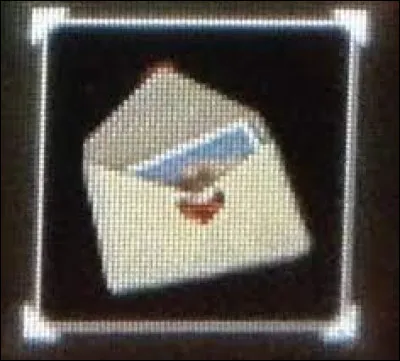 À qui appartient la photo glissée dans l'enveloppe secrète (objets spéciaux de l'inventaire) ?