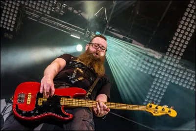 Complétez : 
"Bærist særð og falleg..."