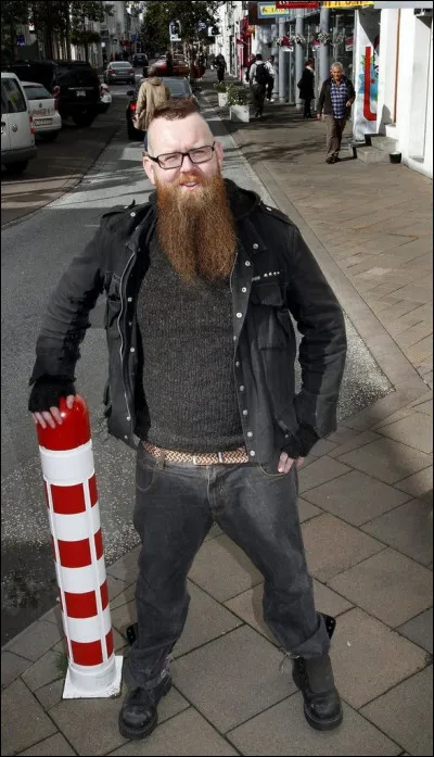 Complétez : 
"Menn eru á leiðinni, ég heyri nálgast..."