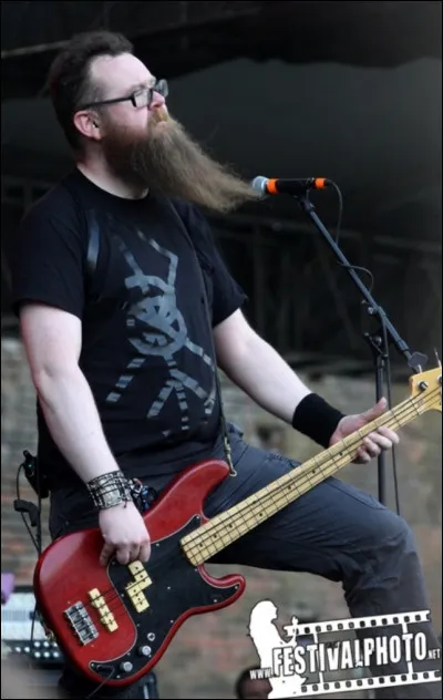 Complétez : 
"Klettabrúnin afdrepið í forboðinni..."