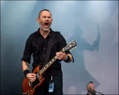 Complétez : 
"Tryggðum engum heidur..."