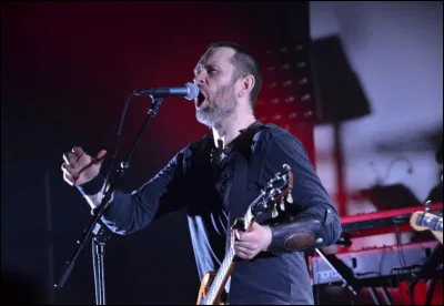 Complétez : 
"Mara hörfar, fráleitt..."