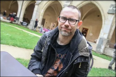 Complétez : 
"Býli okkar ógnin..."