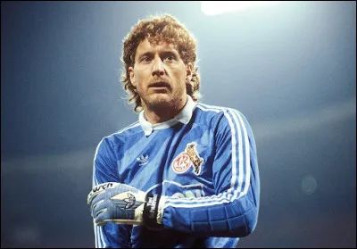 Quel footballeur allemand a été rendu célèbre pour son agression sur le Français Patrick Battiston, en demi-finale de la Coupe du monde 1982 ?