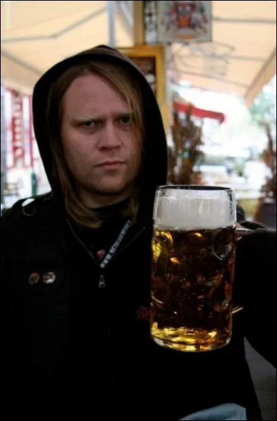 Complétez : 
"Og verð að koma mér af..."