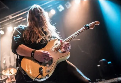 Complétez : 
"Fimbulnæturfrost mig setur..."