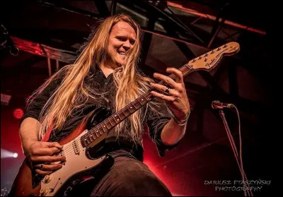 Complétez : 
"Ferja þarf ég eldinn heim í..."