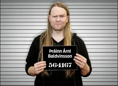 Complétez : 
"Ber með hnefa hurð af..."