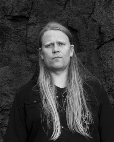 Complétez : 
"Bædi liggja, hún þeim..."