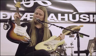 Complétez : 
"Kveiki ég upp eld á... ?"