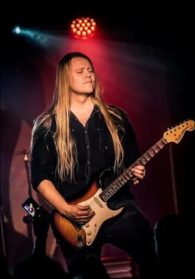 Complétez : 
"Skall á torfinu..."